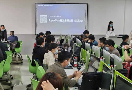武漢大學(xué)GIS教學(xué)與應(yīng)用創(chuàng)新中心與超圖軟件攜手舉辦開發(fā)者訓(xùn)練營(yíng)，推動(dòng)教育行業(yè)軟件開發(fā)創(chuàng)新